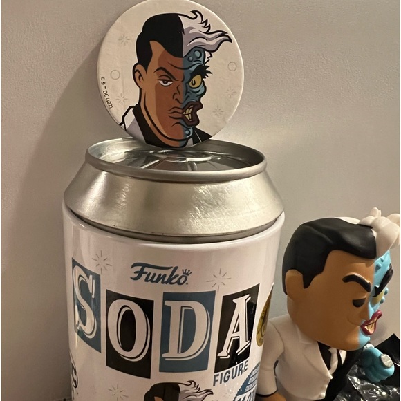 Funko Vinyl Soda Two Face Common - Picture 3 of 3